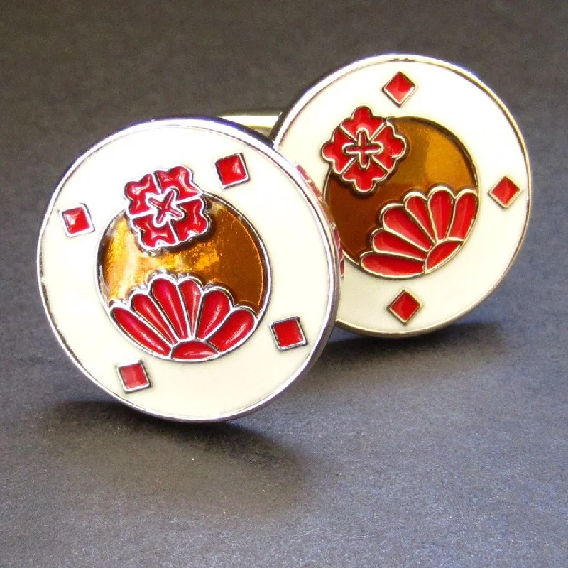 Cufflinks with vintage military designs for a distinctive and bold look-White Floral Jewel Cuff Link