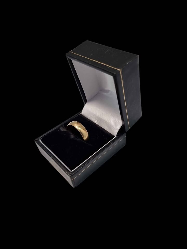 Simple rings with polished black onyx shine -22ct Yellow Gold Wedding Band Ring - Size Q - 4.73 Grams