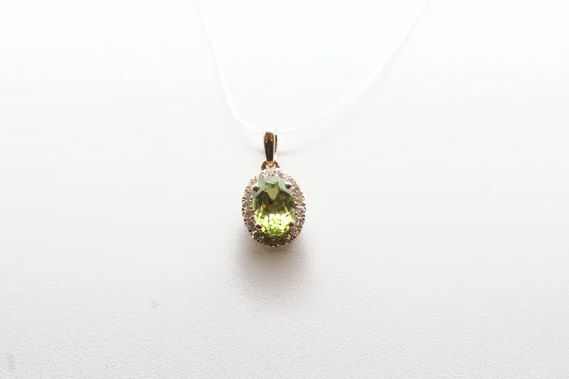 Best necklaces and pendants with intricate filigree for vintage-inspired elegance-Yellow Gold Peridot Halo Pendant